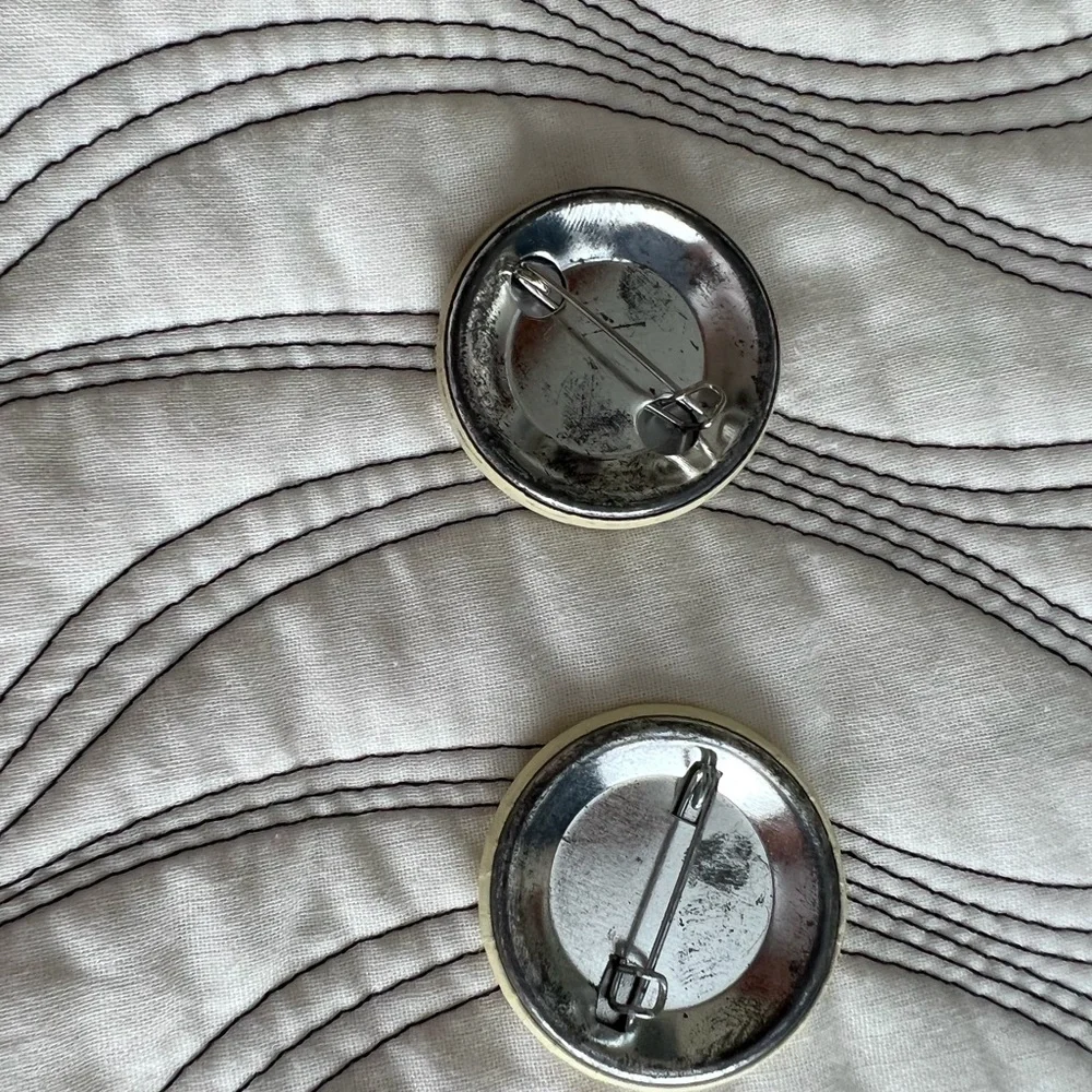 Vintage Hard Rock Cafe Button / Pin - Lot of 2 - Picture 4 of 4